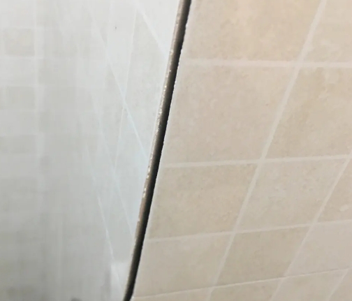 西峡瓷砖空鼓维修公司分享阳台瓷砖脱落的修复过程可以分为以下几个步骤