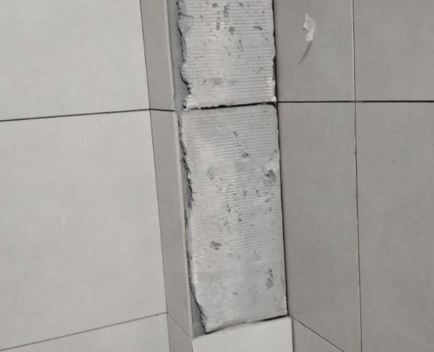 西峡瓷砖空鼓维修公司分享下瓷砖施工前基层浇水润湿程度不足，可能导致以下问题